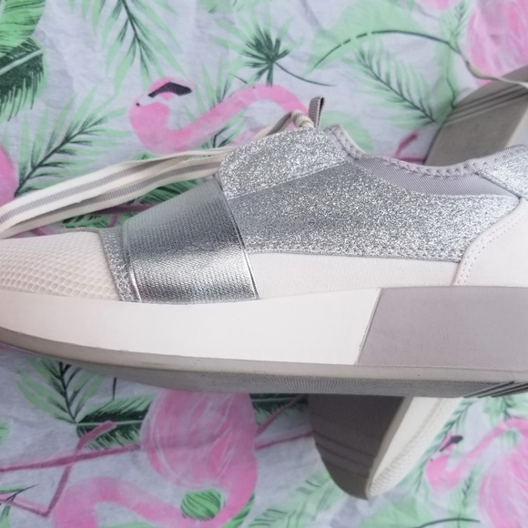 Madden Girl Woman’s Glow Sneakers NWOB 7.5M & 10 - Picture 7 of 7